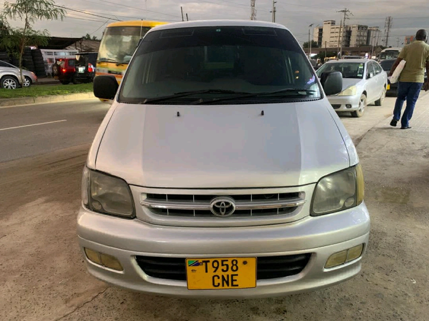 Toyota Noah SR40 Minivan Clean Condition thumbnail 3