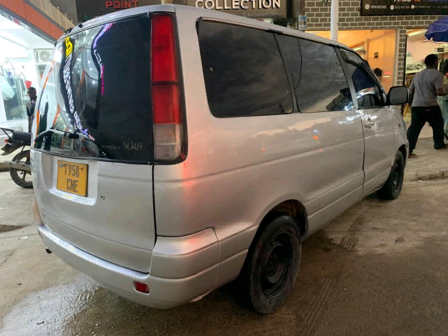 Toyota Noah SR40 Minivan Clean Condition thumbnail 4