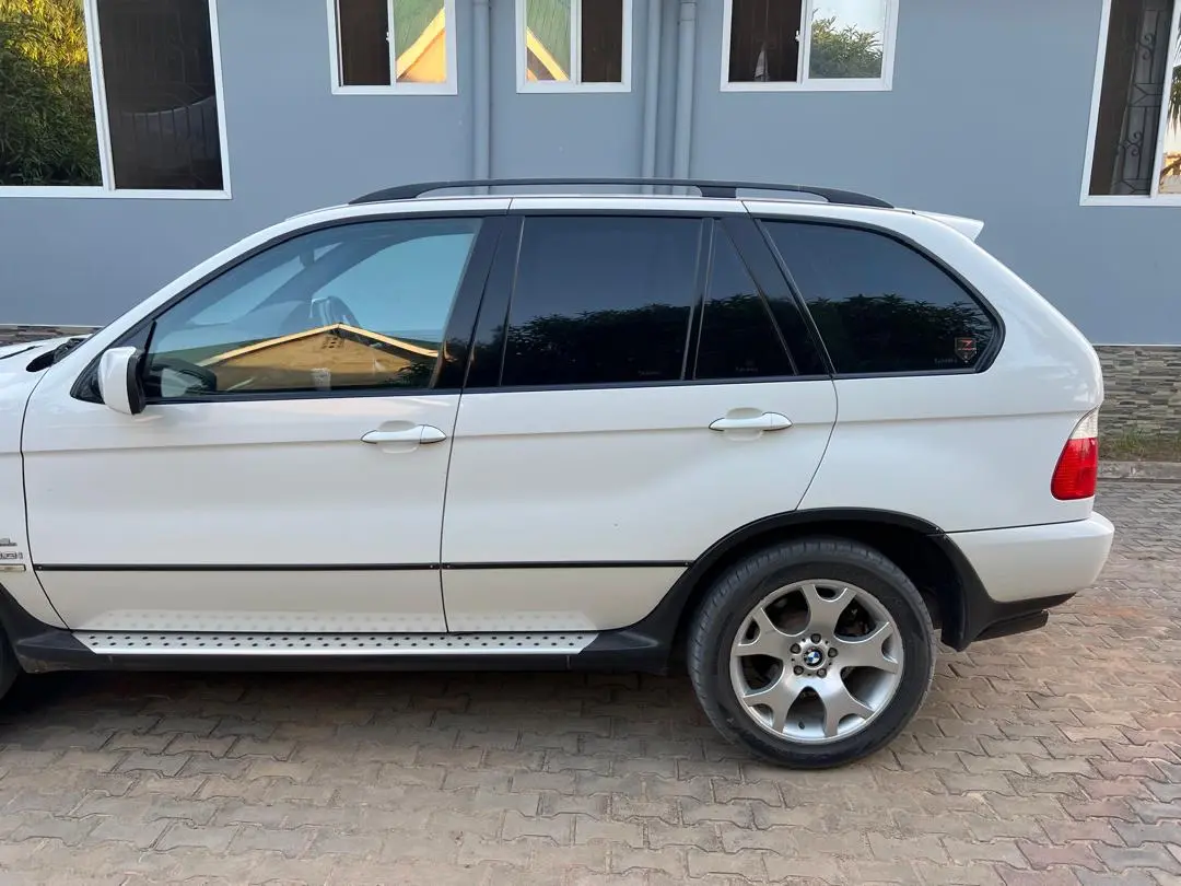 BMW X5 SUV (White) thumbnail 4