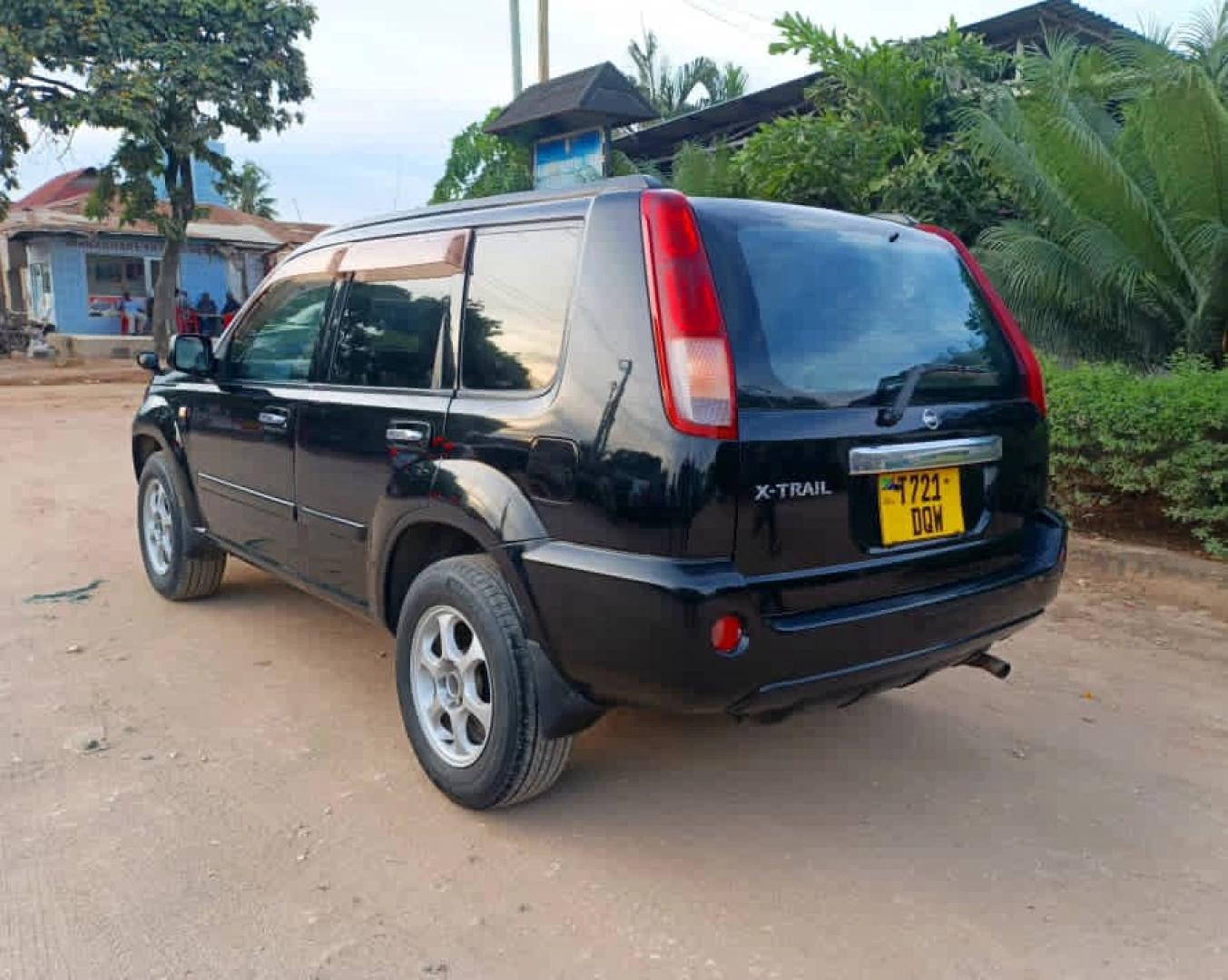 Black Nissan X-Trail SUV for Sale (1990cc) thumbnail 2