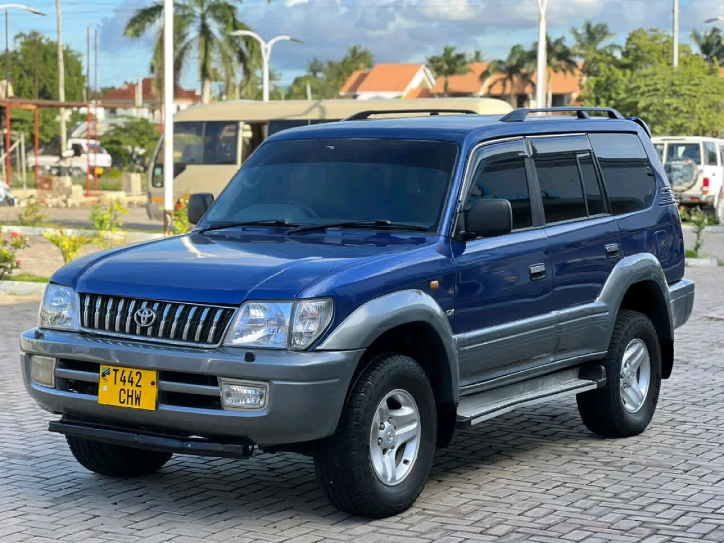 Toyota Prado TX SUV T442 CHW thumbnail 3