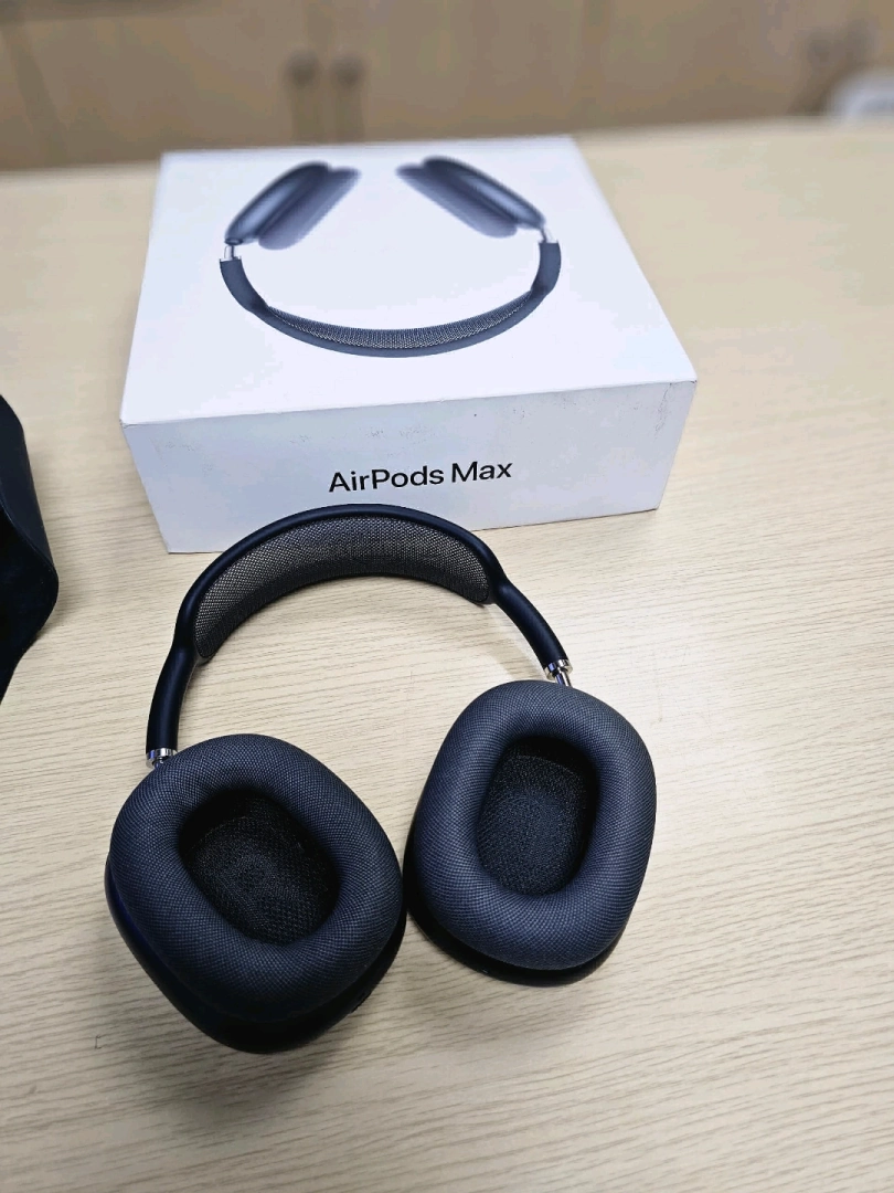 Apple AirPods Max Original Headphones thumbnail 3
