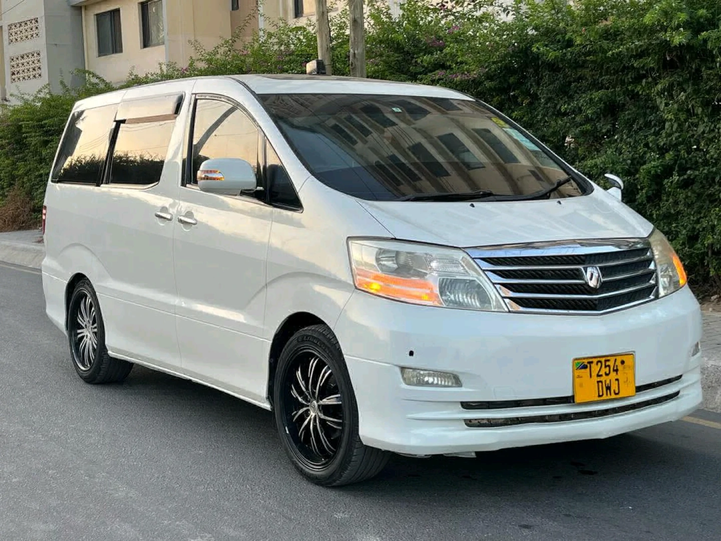 White Toyota Alphard Minivan thumbnail 3