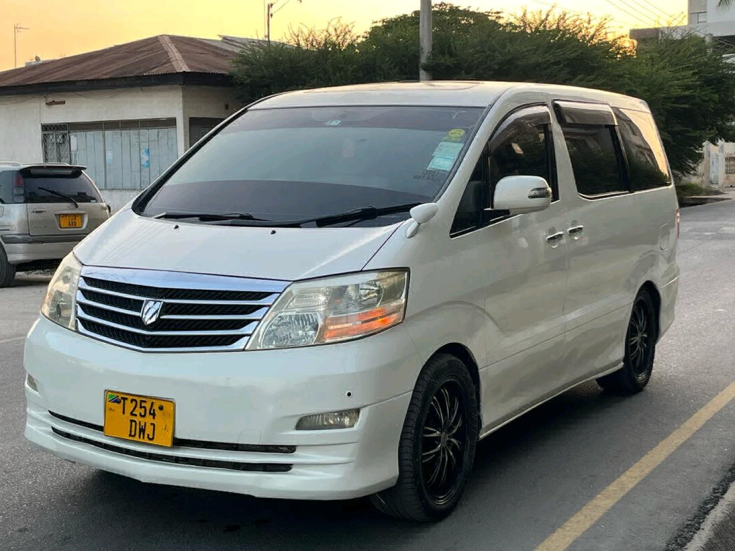 White Toyota Alphard Minivan thumbnail 4