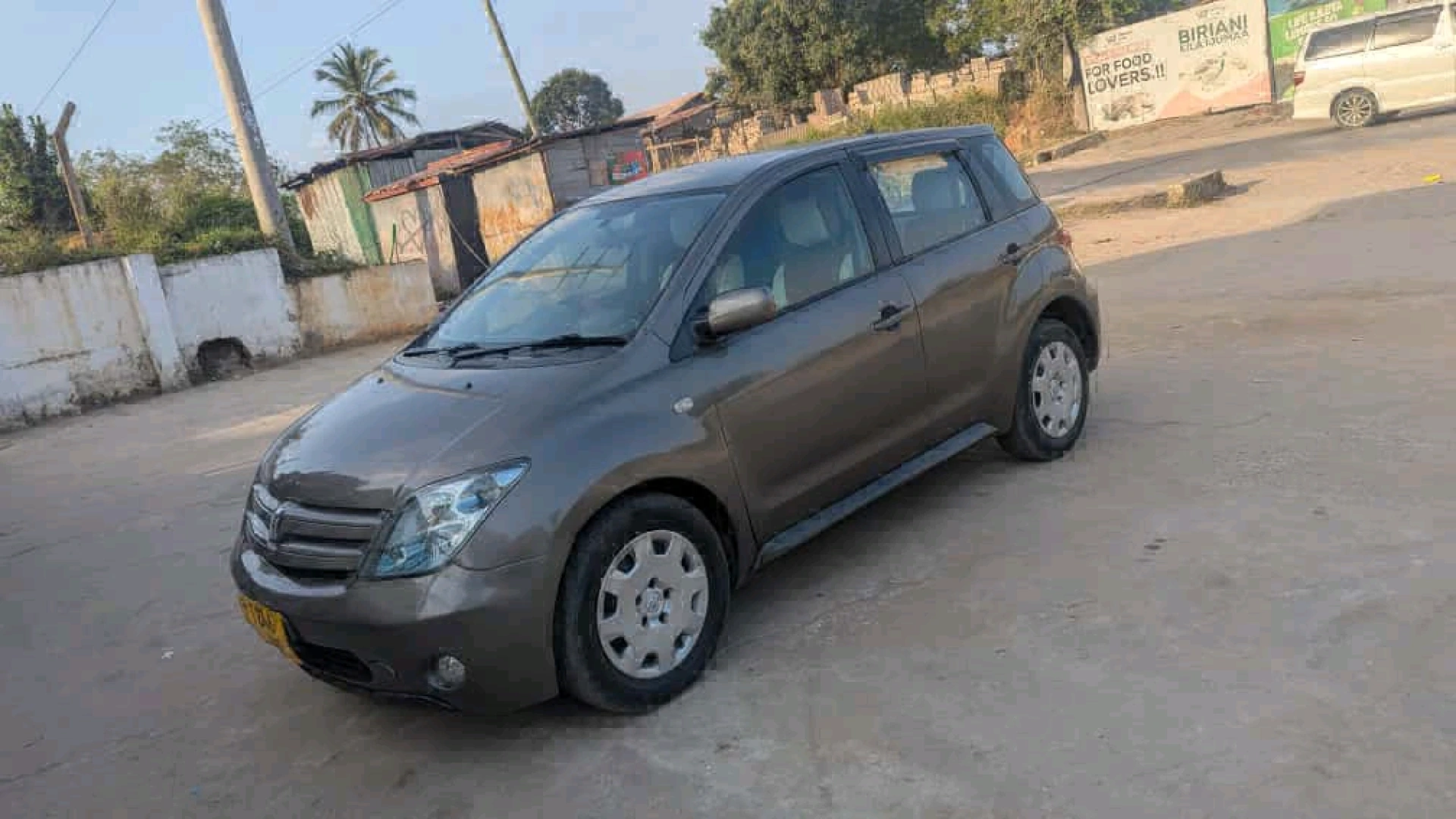Toyota Ist Hatchback thumbnail 2