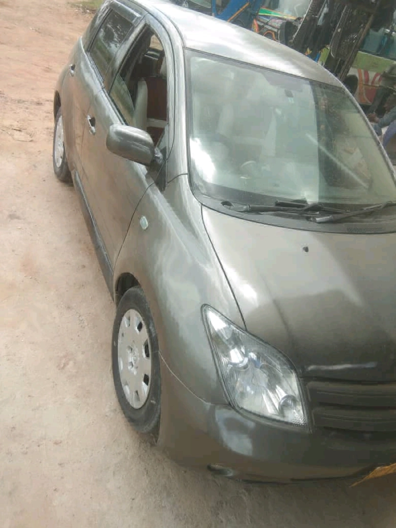 Toyota Ist Hatchback thumbnail 3