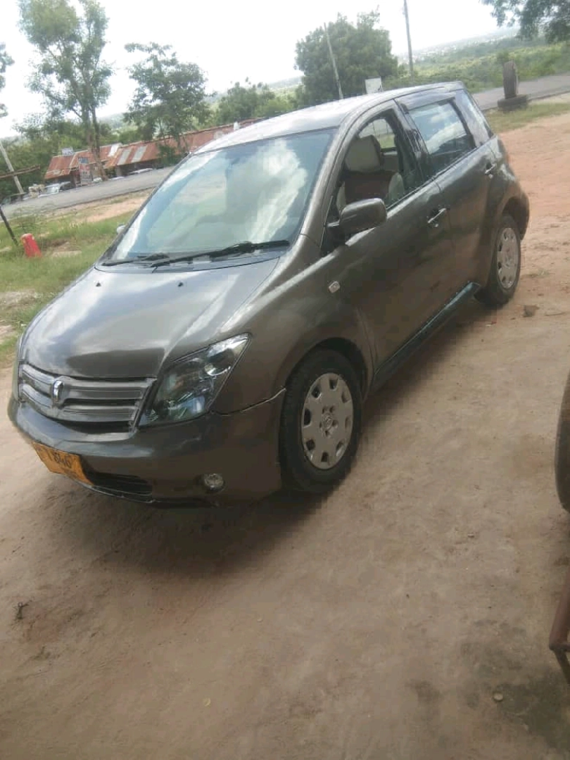 Toyota Ist Hatchback thumbnail 4