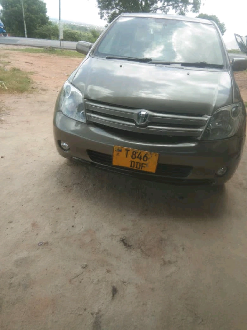 Toyota Ist Hatchback thumbnail 5