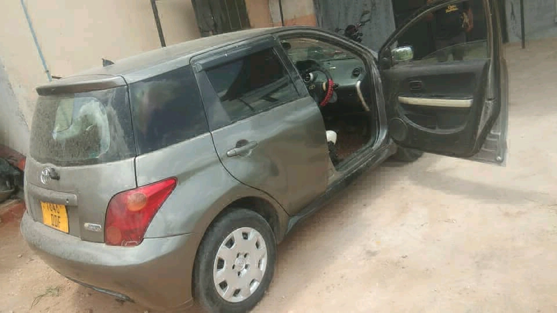 Toyota Ist Hatchback thumbnail 6