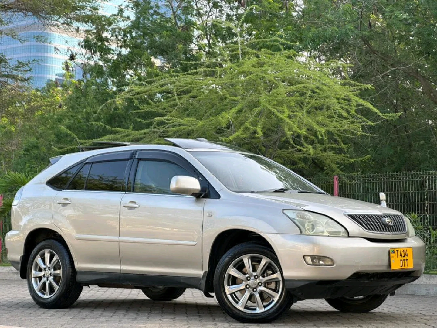 Toyota Harrier SUV 2006 Open Sunroof thumbnail 3