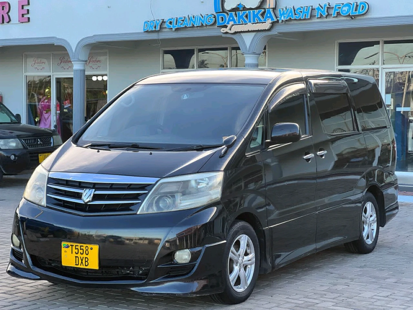 Toyota Alphard DXB 2005 Automatic Minivan thumbnail 3