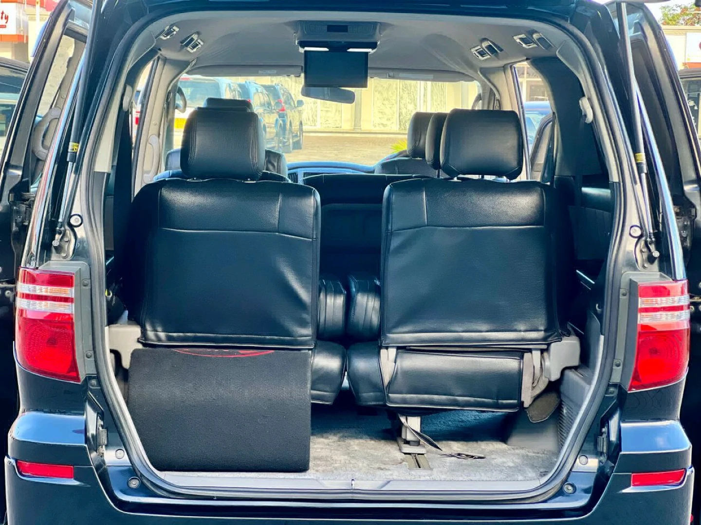 Toyota Alphard DXB 2005 Automatic Minivan thumbnail 6