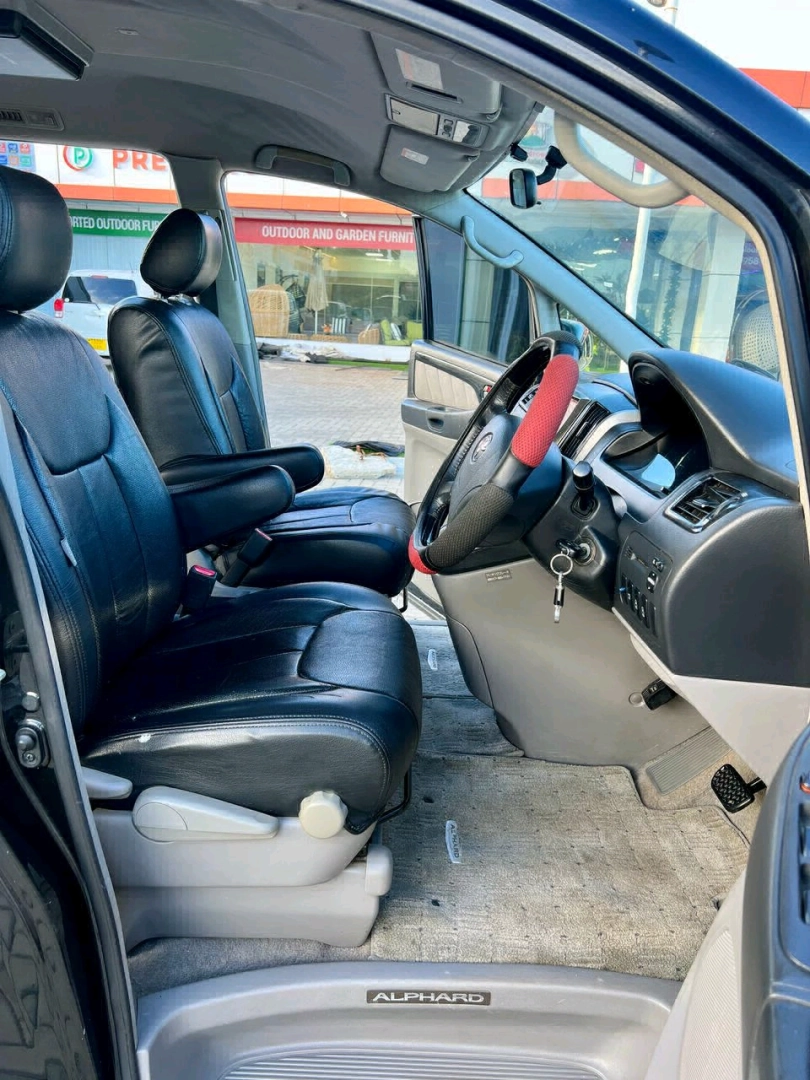Toyota Alphard DXB 2005 Automatic Minivan thumbnail 8