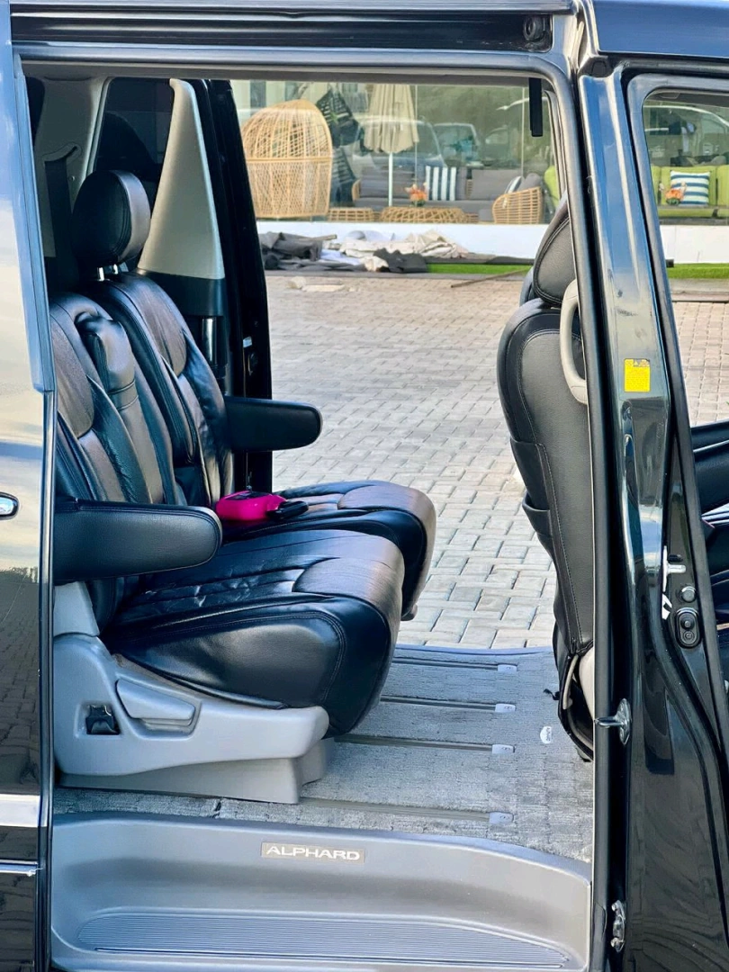 Toyota Alphard DXB 2005 Automatic Minivan thumbnail 9