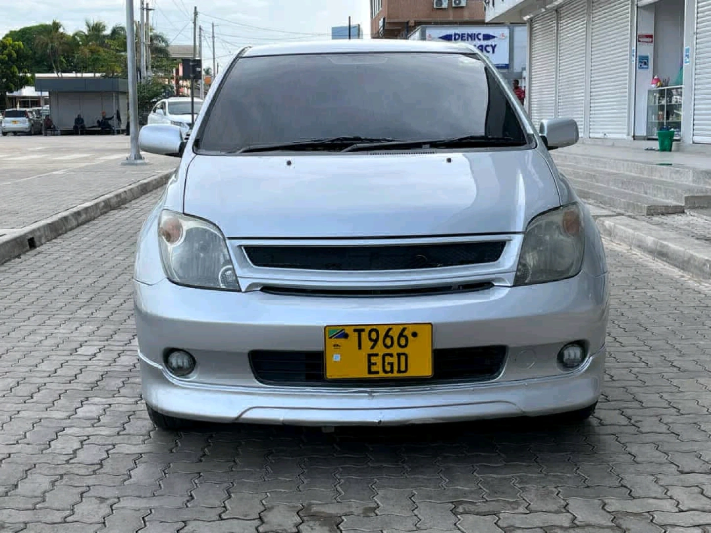 Toyota Ist 2004 Silver Car for Sale