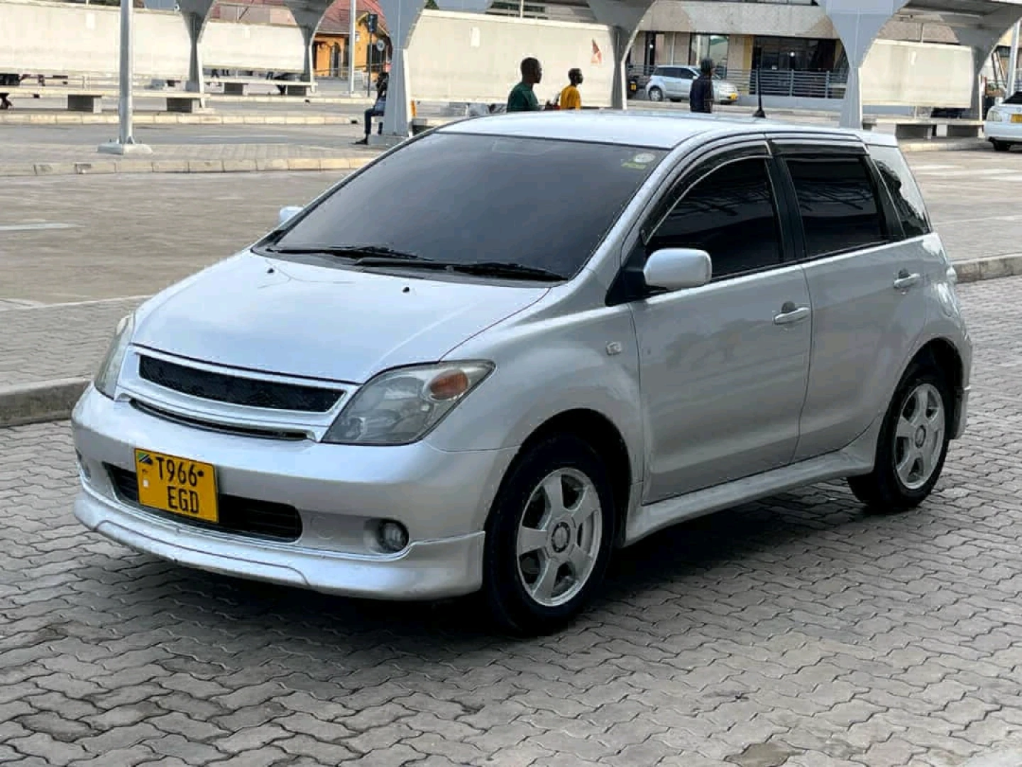 Toyota Ist 2004 Silver Car for Sale thumbnail 2