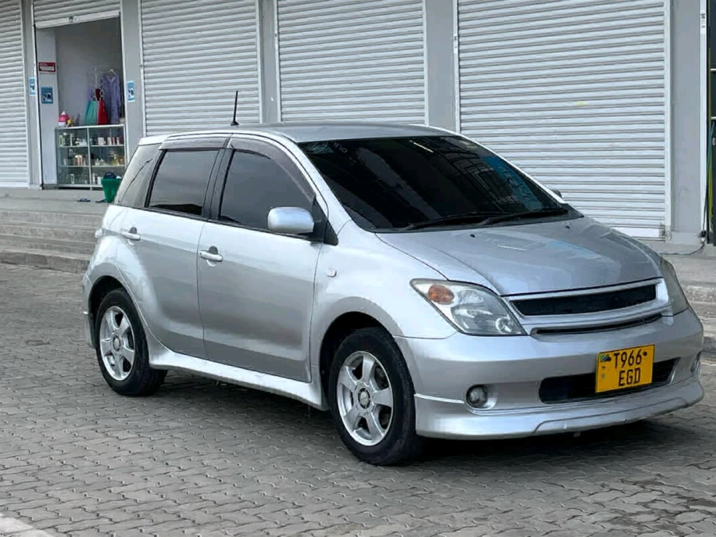Toyota Ist 2004 Silver Car for Sale thumbnail 3