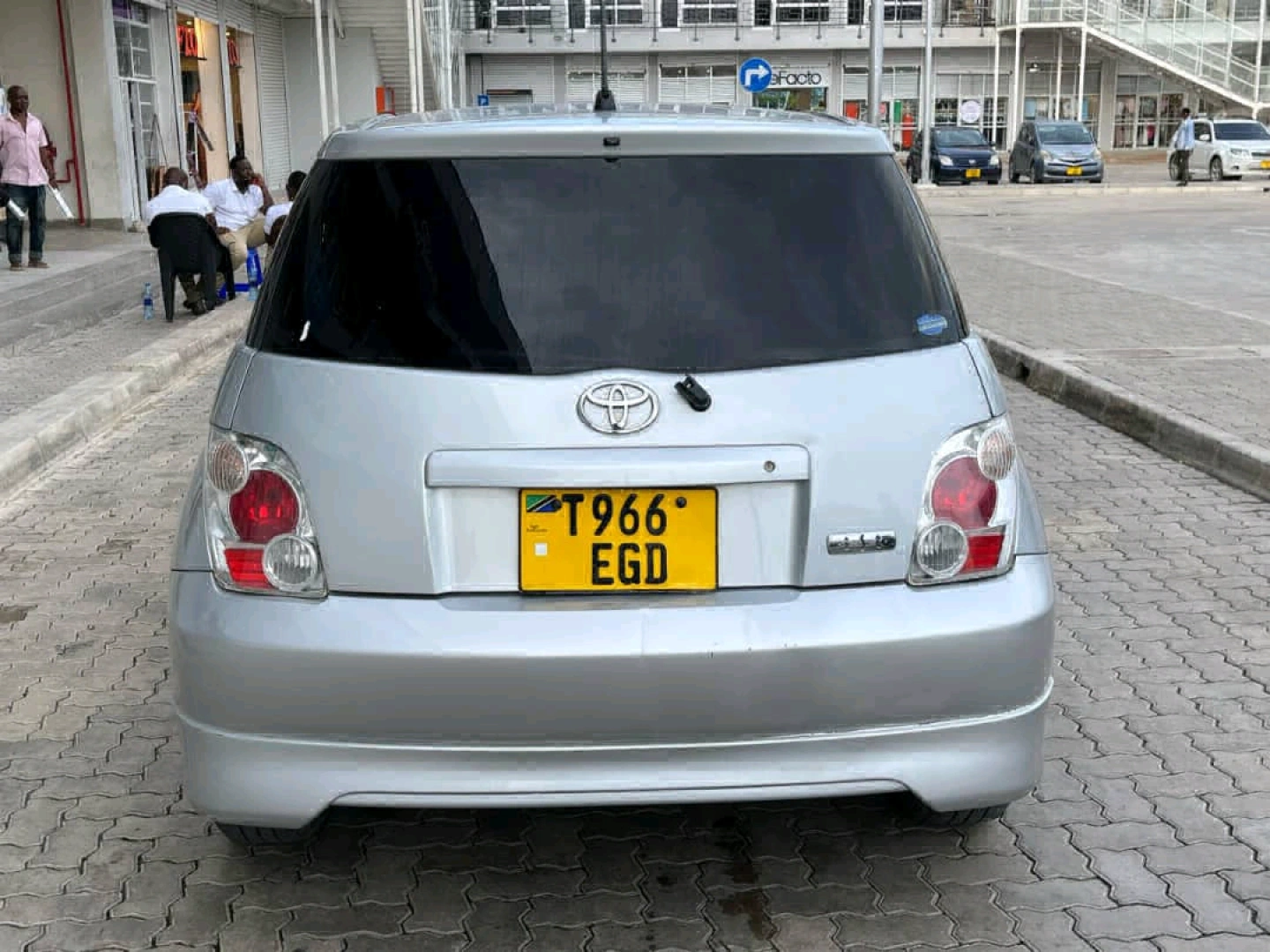 Toyota Ist 2004 Silver Car for Sale thumbnail 4