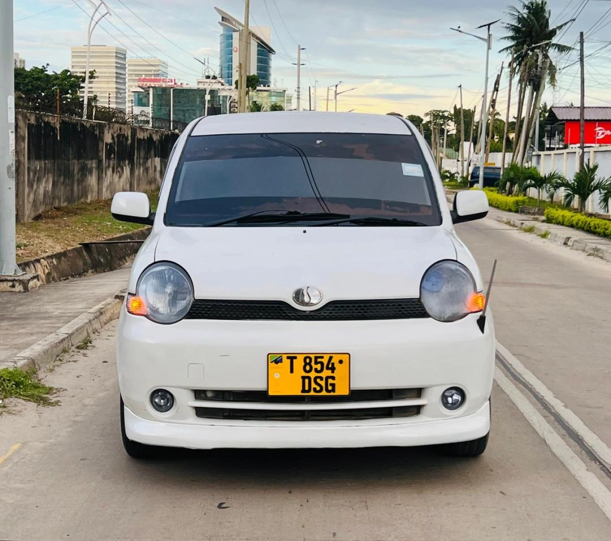 Used White Toyota Sienta Minivan (1490cc)