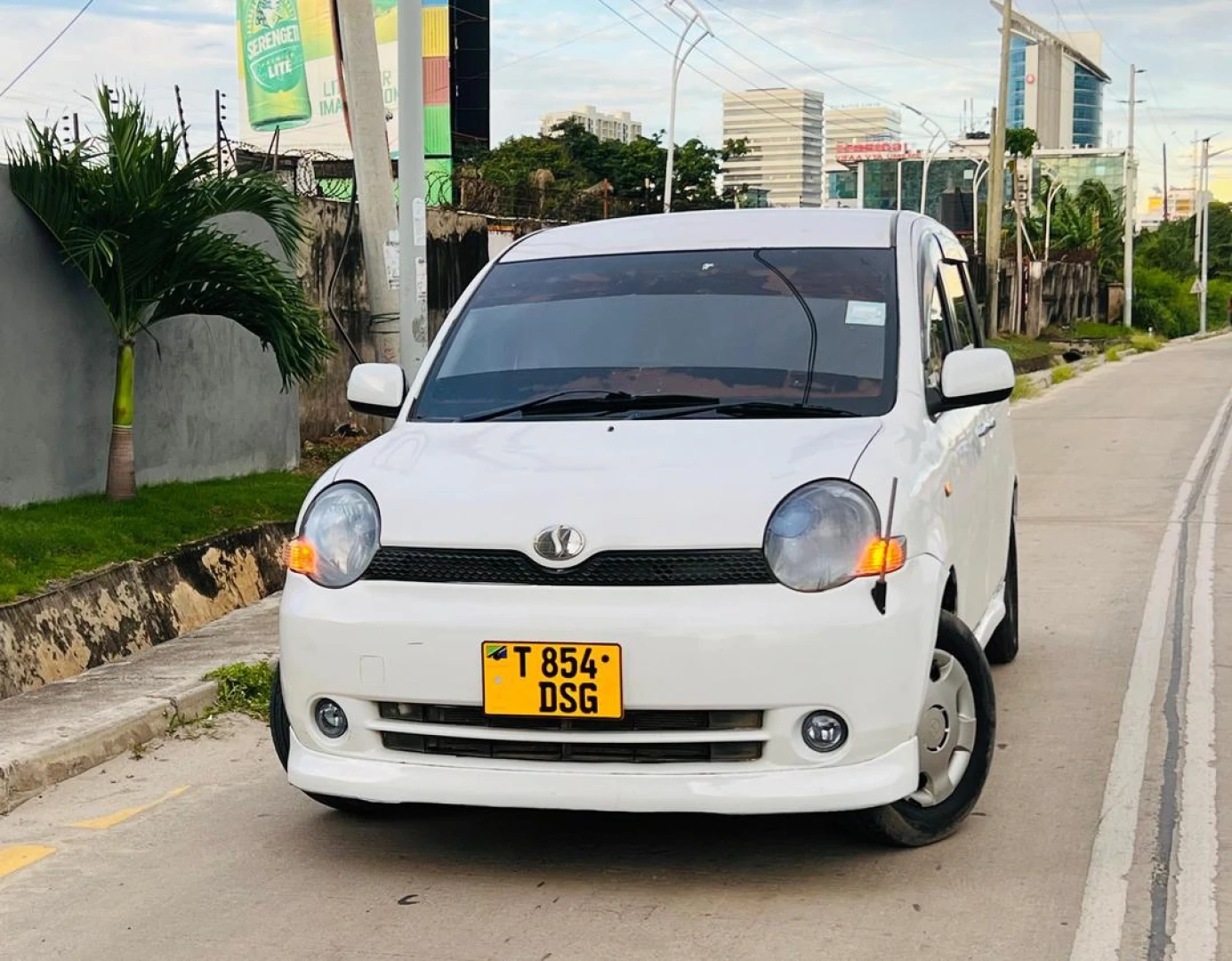 Used White Toyota Sienta Minivan (1490cc) thumbnail 3