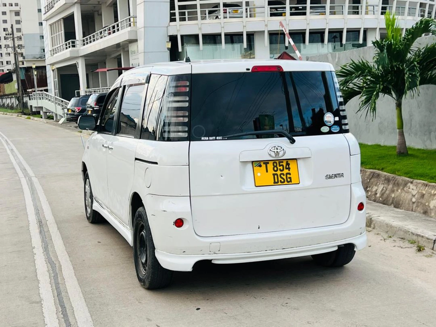 Used White Toyota Sienta Minivan (1490cc) thumbnail 4
