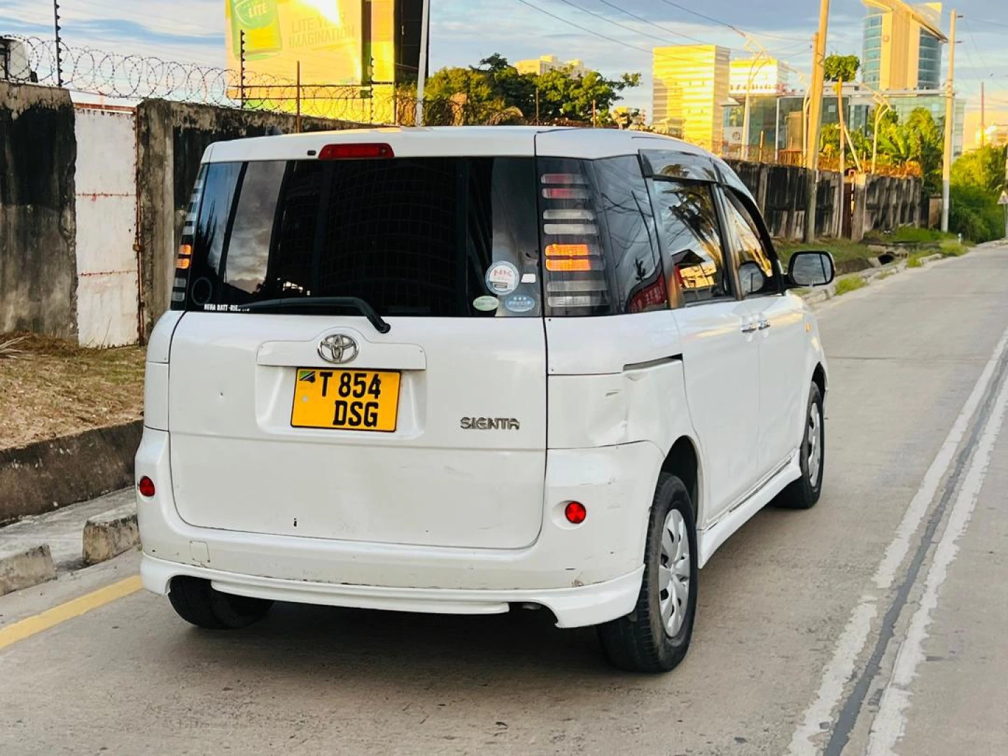 Used White Toyota Sienta Minivan (1490cc) thumbnail 5