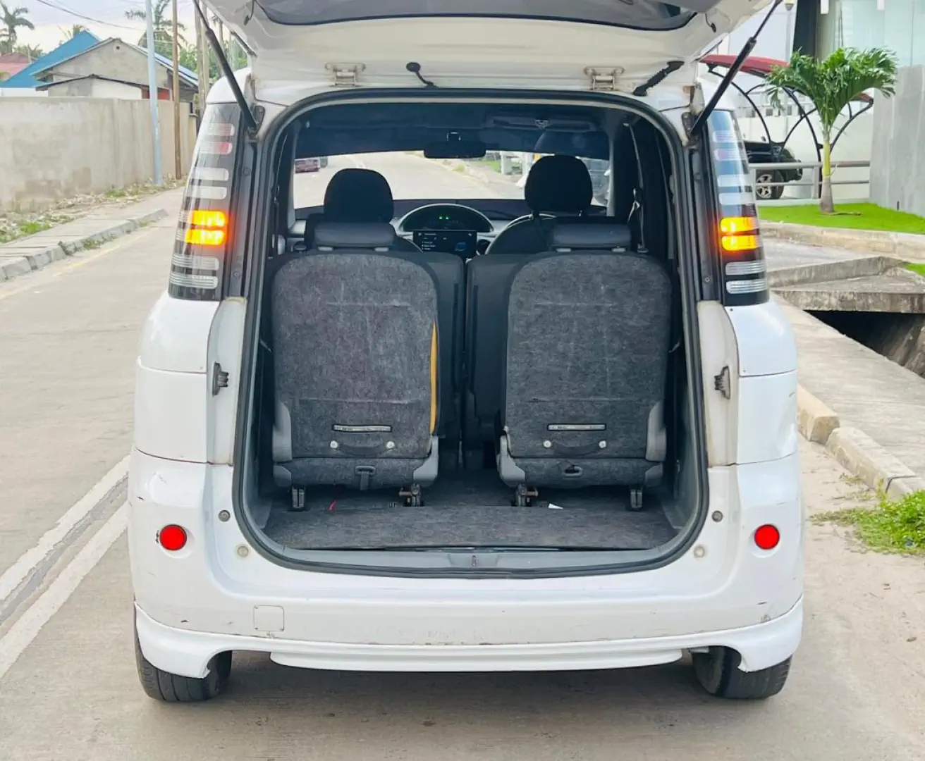 Used White Toyota Sienta Minivan (1490cc) thumbnail 6