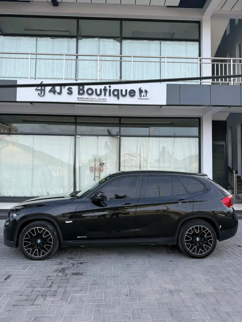 BMW X1 SUV 2011 Model, Black thumbnail 2