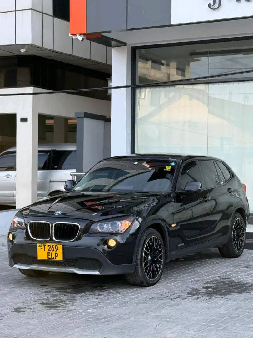 BMW X1 SUV 2011 Model, Black thumbnail 3