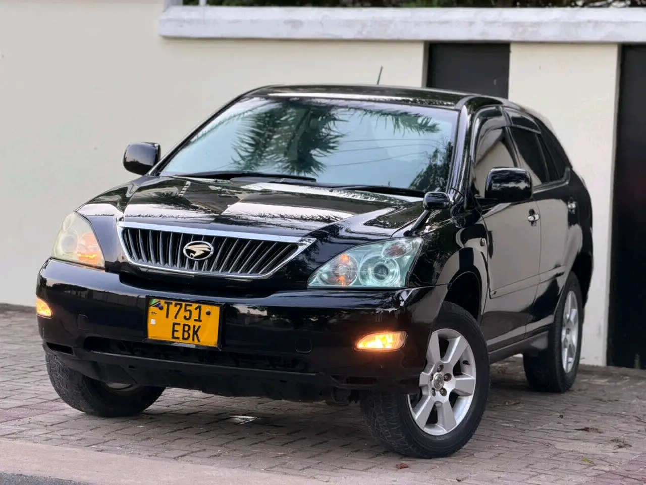 Black Toyota Harrier 2005, 2490cc, Clean Condition thumbnail 2