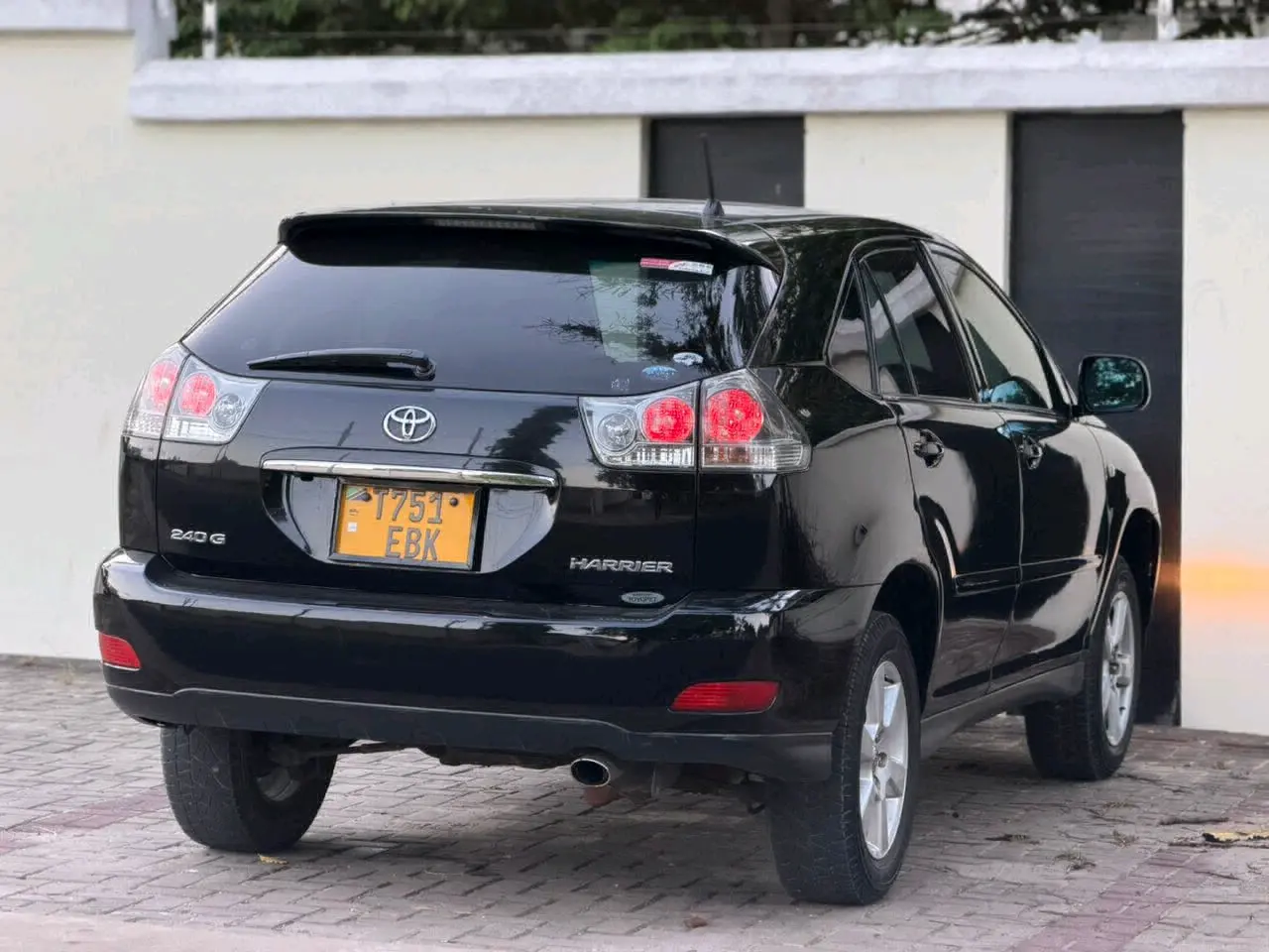 Black Toyota Harrier 2005, 2490cc, Clean Condition thumbnail 3