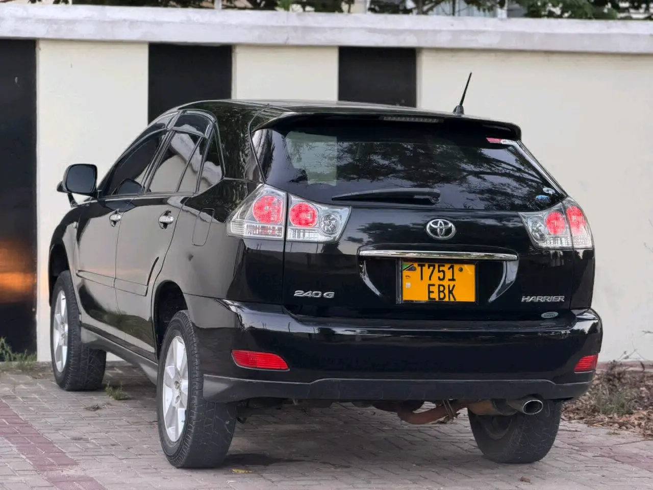 Black Toyota Harrier 2005, 2490cc, Clean Condition thumbnail 4