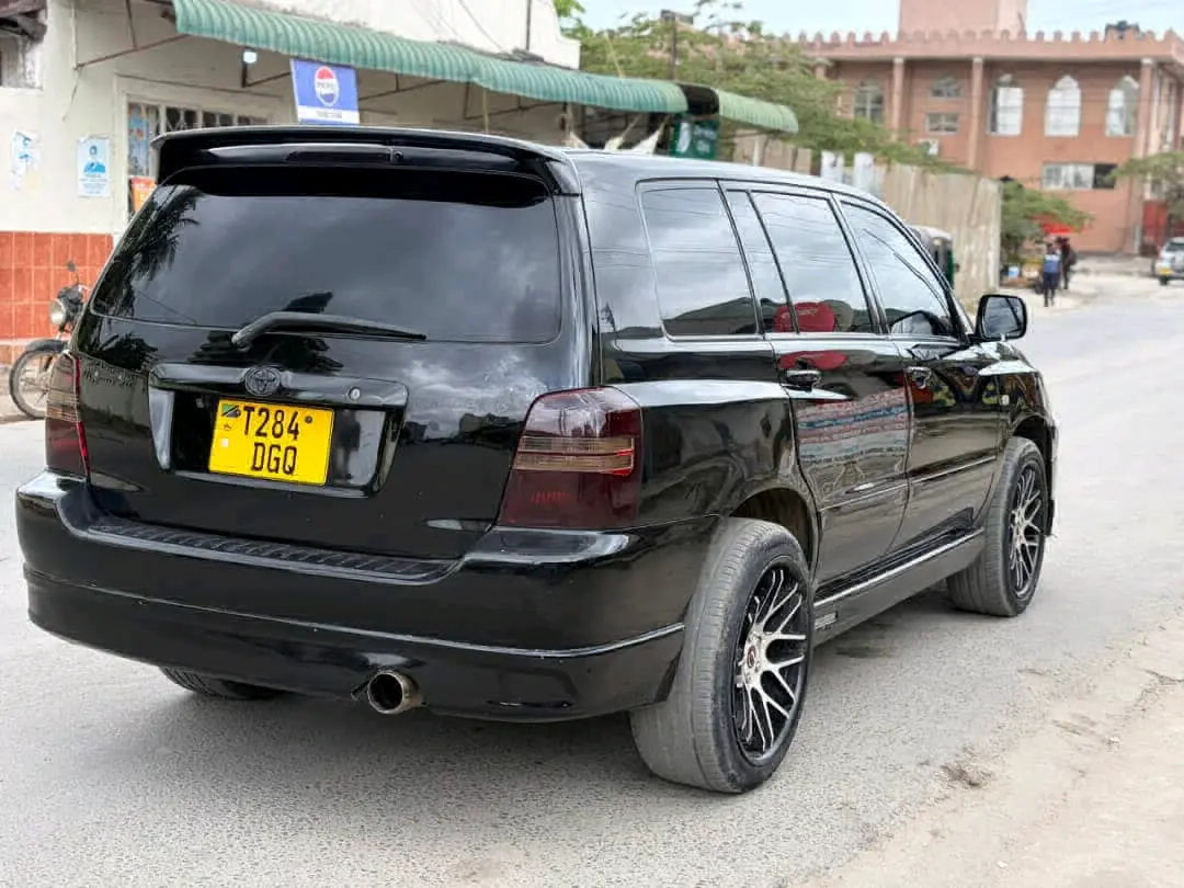 Toyota Kluger SUV 2003 Nyeusi thumbnail 2