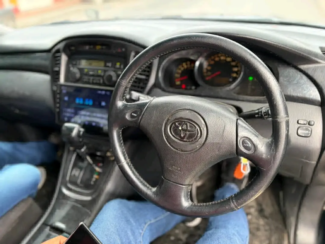 Toyota Kluger SUV 2003 Nyeusi thumbnail 6