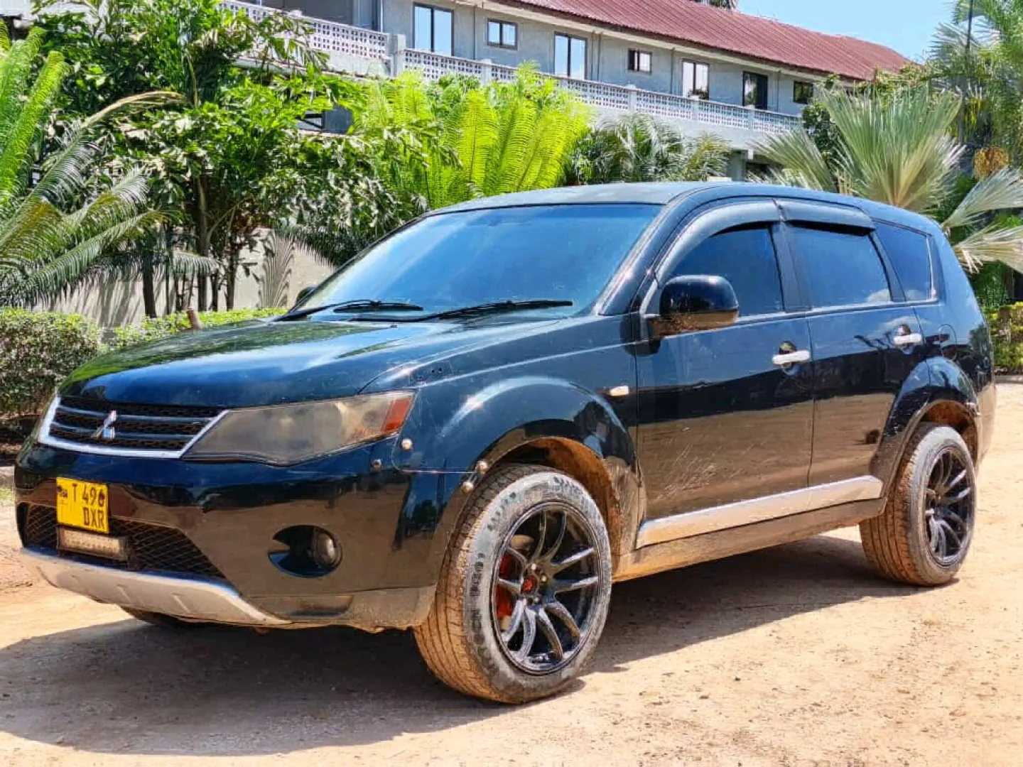 Mitsubishi Outlander DXR SUV thumbnail 4