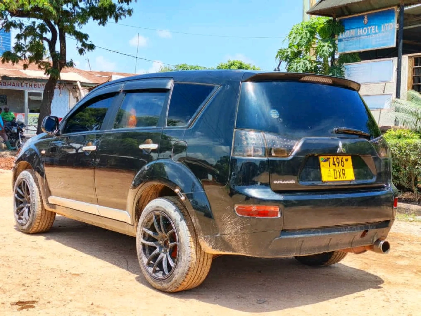 Mitsubishi Outlander DXR SUV thumbnail 5