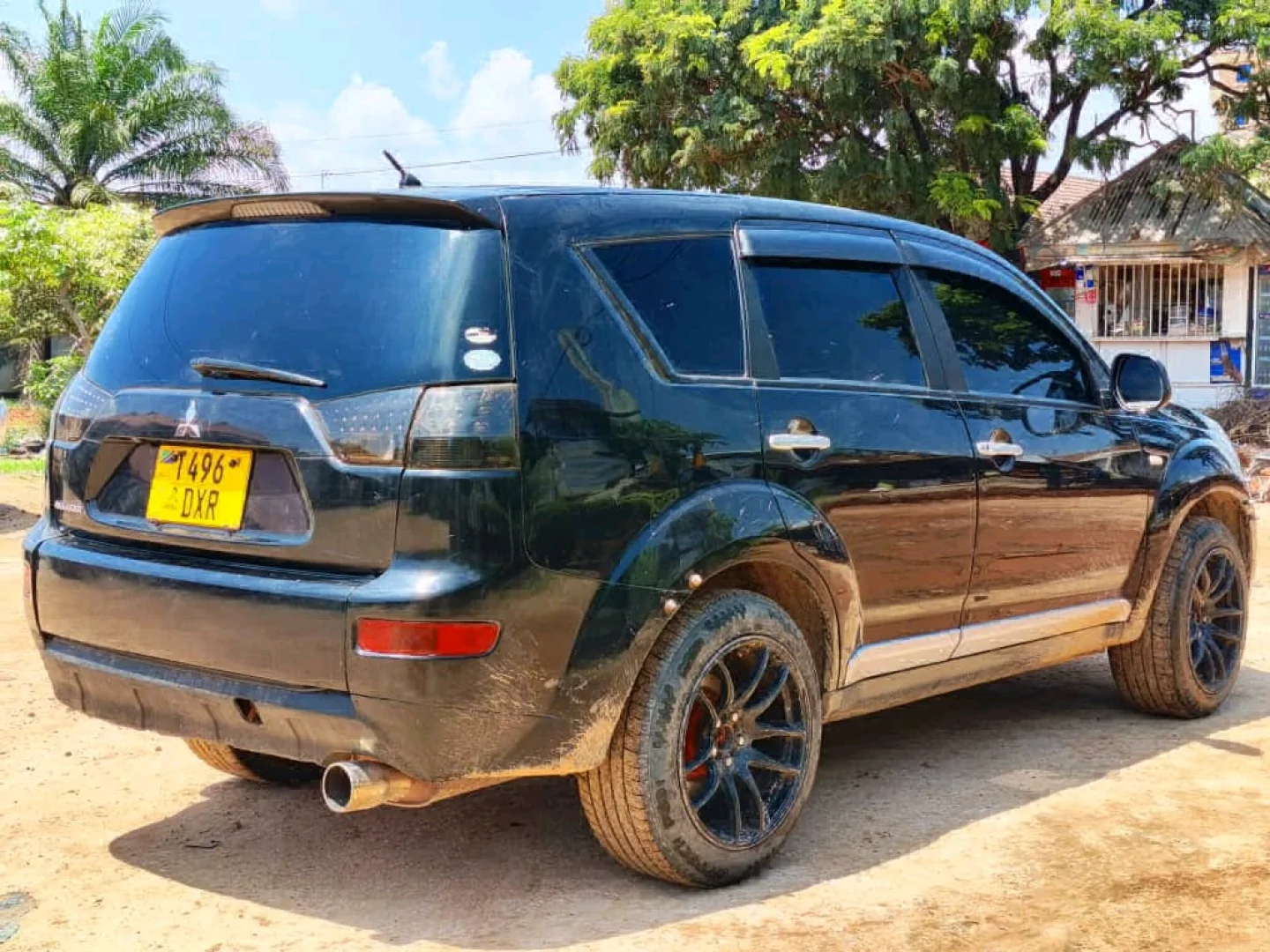 Mitsubishi Outlander DXR SUV thumbnail 6