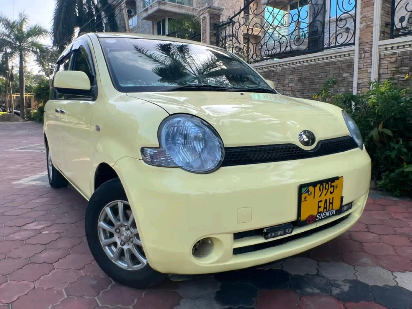 Toyota Sienta 2005, 1490cc, 93,000 km thumbnail 2