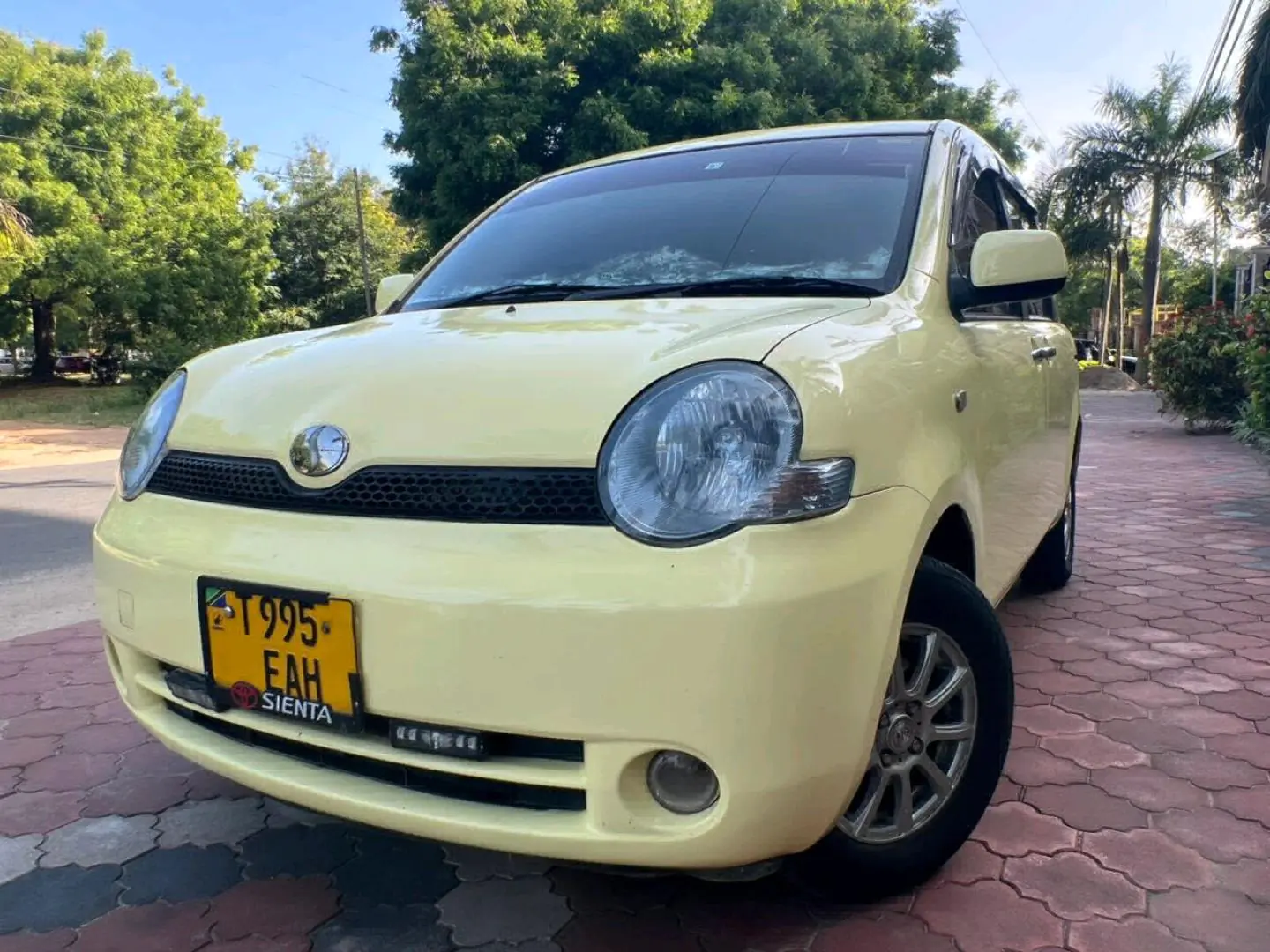 Toyota Sienta 2005, 1490cc, 93,000 km thumbnail 3