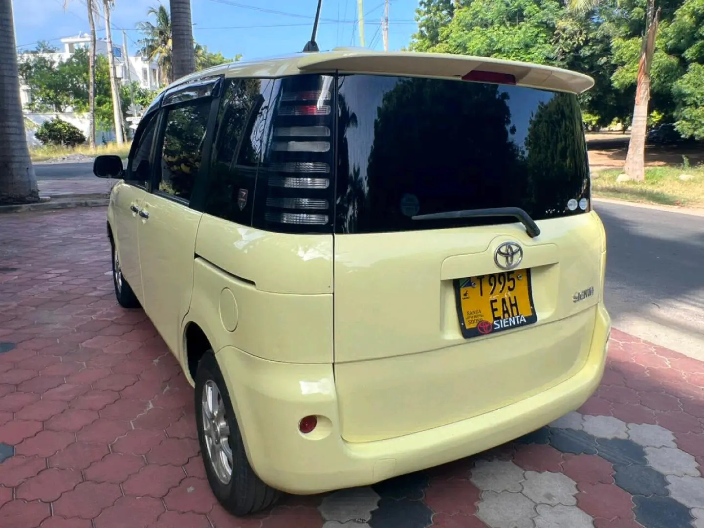 Toyota Sienta 2005, 1490cc, 93,000 km thumbnail 4