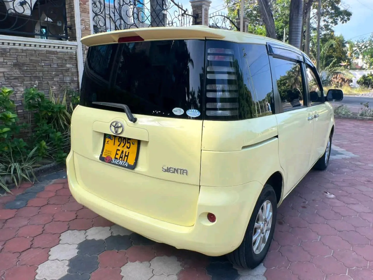 Toyota Sienta 2005, 1490cc, 93,000 km thumbnail 5