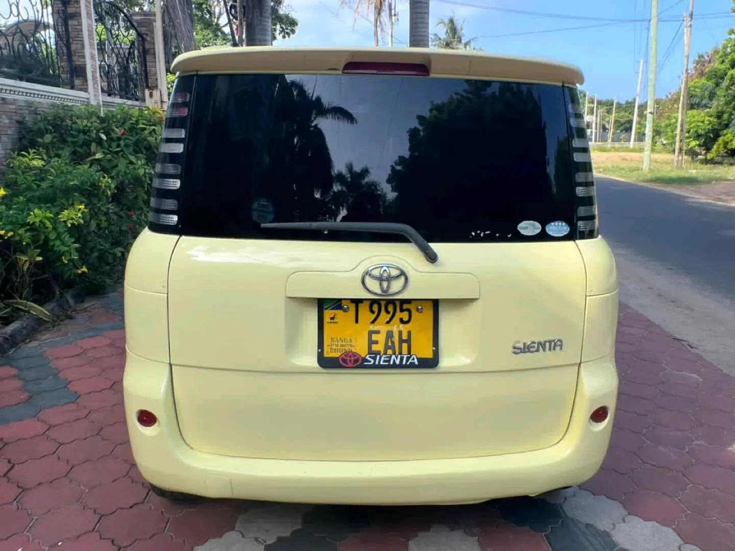Toyota Sienta 2005, 1490cc, 93,000 km thumbnail 8