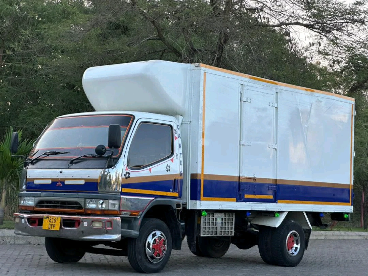 Used Mitsubishi Canter Box Truck (1999, 7 Ton) thumbnail 2