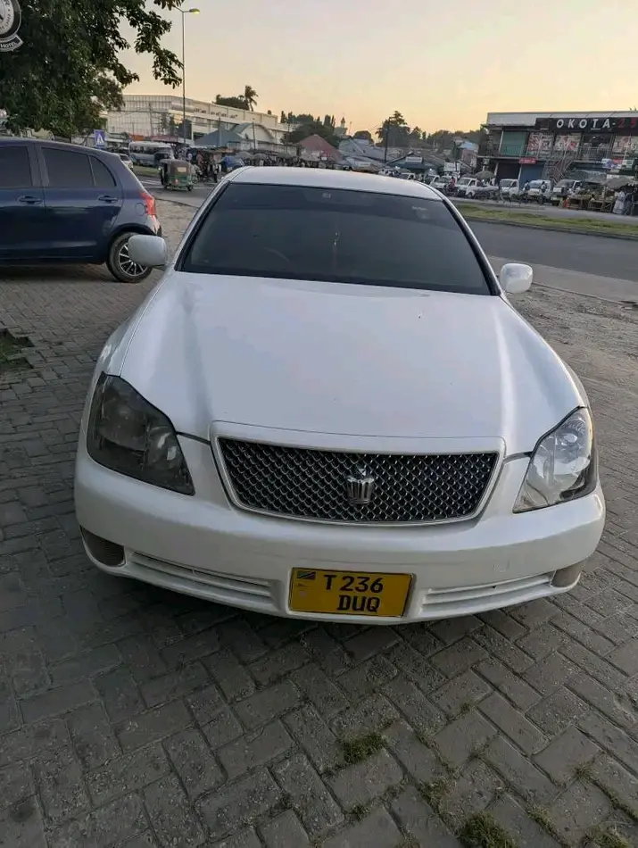 Toyota Crown Athlete thumbnail 2