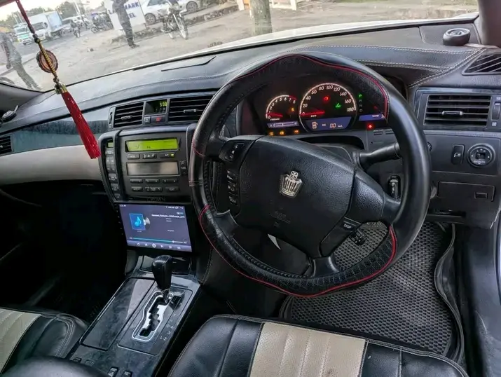 Toyota Crown Athlete thumbnail 3
