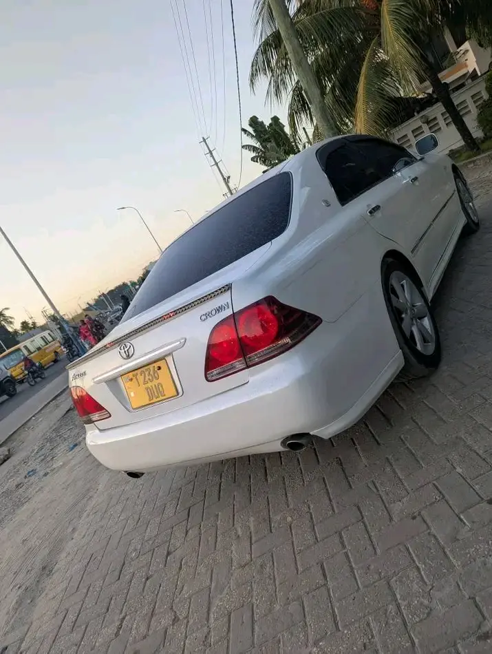 Toyota Crown Athlete thumbnail 4
