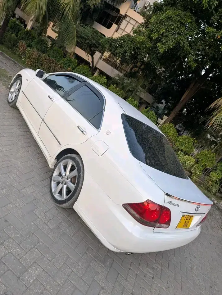Toyota Crown Athlete thumbnail 5