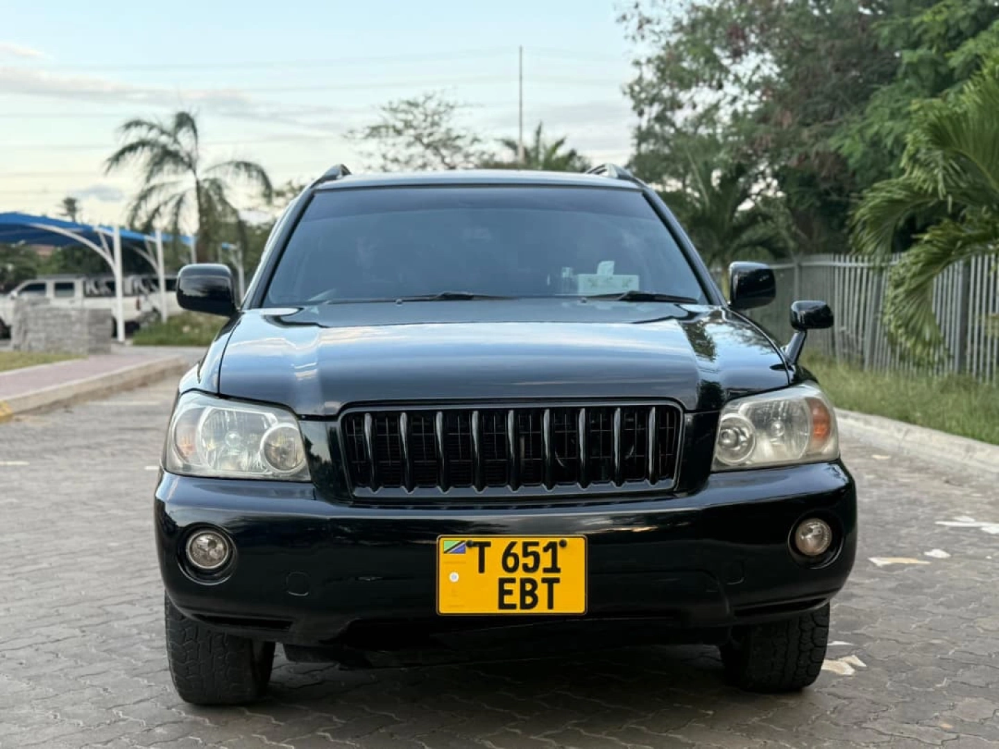 Black Toyota Kluger V SUV 2360cc