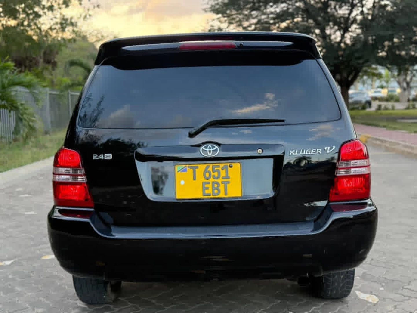 Black Toyota Kluger V SUV 2360cc thumbnail 2