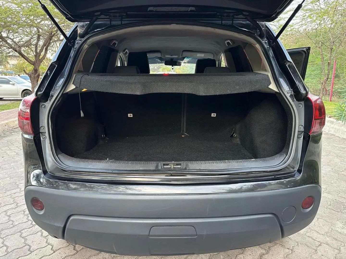 Black Toyota Kluger V SUV 2360cc thumbnail 3